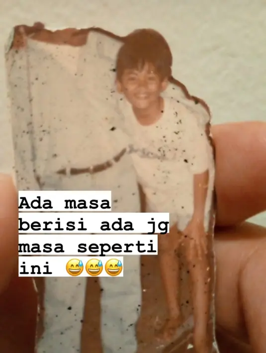 <p>Saat kecil, Teuku Wisnu memiliki tubuh yang kurus. Namun, senyumnya tak beda jauh dari versinya saat ini. (Foto: Instagram/ teukuwisnu)</p>