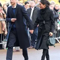 Tas tangan Meghan Markle saat berkunjung ke Wales bersama Pangeran Harry pada Januari 2018. (dok.Instagram @haircraft/https://www.instagram.com/p/BsA8Fbil42F/Henry