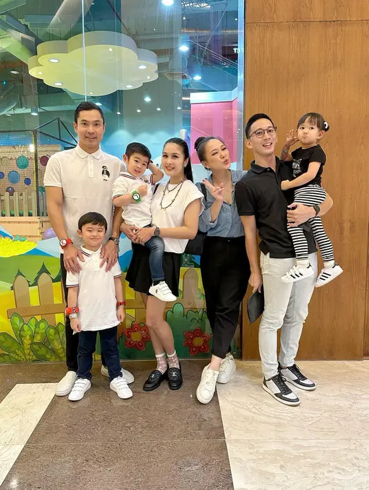 "Sekarang beranak pinak bareng hihihi Obrolannya udah bukan mau nongkrong dimana & pake baju apa, sekarang bahasannya mau ke playground mana nih. So grateful for our friendship," tulis yuanitachrist [Instagram/yuanitachrist]