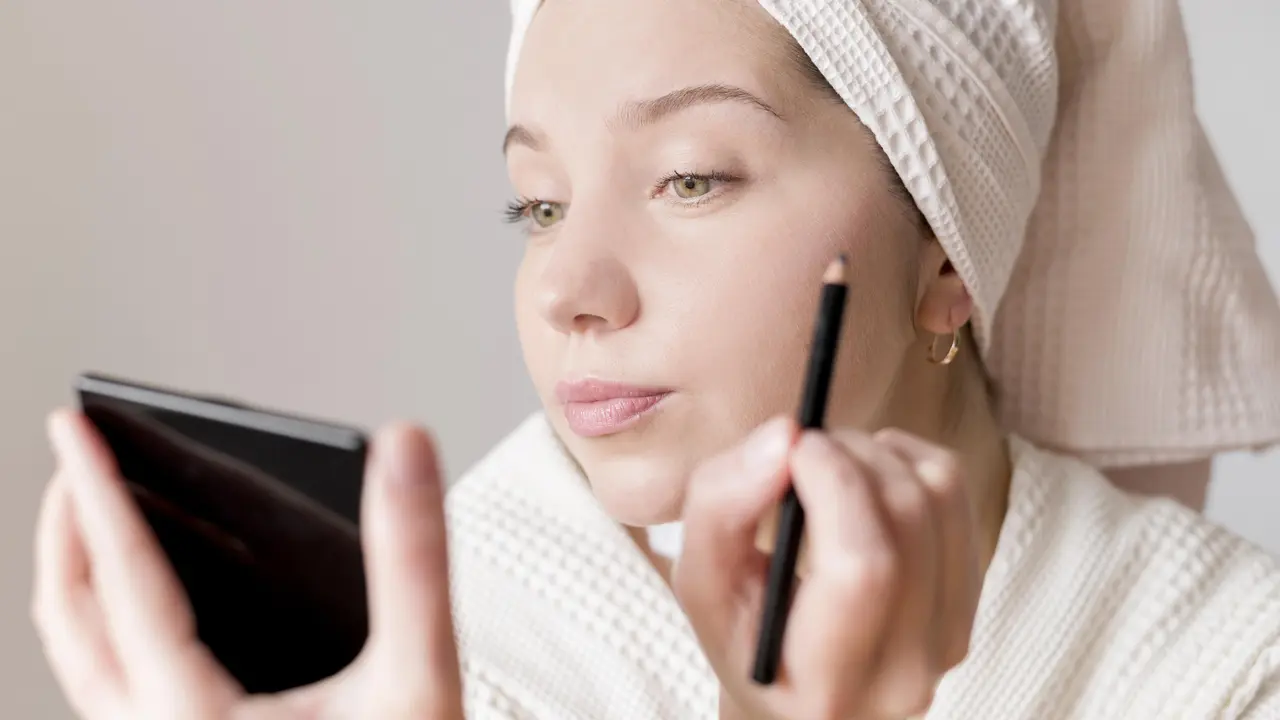 Kulit Berminyak Tak Lagi Jadi Masalah: Rahasia Base Makeup yang Awet & Anti Geser [Dok/freepik.com]