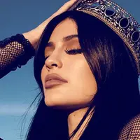 Kylie Jenner dikabarkan harus berhadapan dengan hukum akibat melakukan tindakan kekerasan terhadap seorang fotografer. Benarkah itu?