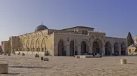 Terdapat makam di masjid Al-Aqsa. (Via: en.wikipedia.org)