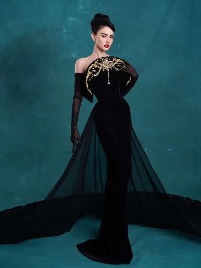 6 Gaya Glamor Misterius Davika Hoorne Bergaun Hitam Hadiri Gala Premiere Kang Mak From Pee Mak di Jakarta