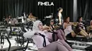 Setiap peserta mengikuti setiap gerakan Pilates yang fokus untuk memperkuat otot perut. [Foto: Fimela. dok]