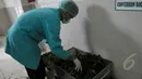 Pegawai mempersiapkan bahan jamu yang telah dipilah untuk dikeringkan, Jateng, Selasa (31/3/2015). Jamu dipercaya oleh masyarakat Indonesia secara turun temurun bisa mengobati berbagai macam penyakit.(Liputan6.com/Johan Tallo)