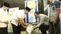 Wali Kota Semarang Hendrar Prihadi mencoba ATM Beras di Masjid Baiturahman. (foto: Liputan6.com/edhie prayitno ige)