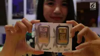 Petugas menunjukan dummy emas batangan saat pameran di Jakarta, Jumat (23/8/2019). Harga emas produksi PT Aneka Tambang Tbk (Antam) atau emas Antam turun Rp 4.000 menjadi Rp 751 ribu per gram, pada perdagangan Jumat (23/8/2019).  (Liputan6.com/Angga Yuniar)
