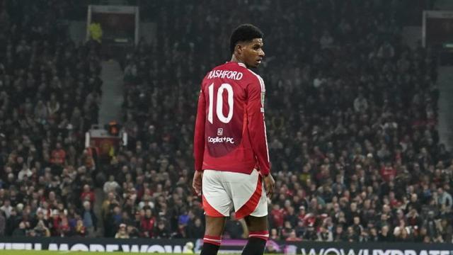 Marcus Rashford dalam laga Manchester United vs Leicester City di Carabao Cup 2024/2025. (c) AP Photo/Dave Thompson