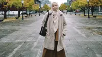 Dalam unggahannya di Instagram, Natasha Rizky tampak begitu menikmati liburannya di Negeri Sakura tersebut. Potretnya dalam liburan kali ini terlihat bak anak ABG. Gaya fashion autumn yang simpel hingga wajahnya yang baby face, membuat Natasha Rizky masih terlihat seperti ABG.(Liputan6.com/IG/@natasharizkynew)