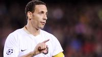 Rio Ferdinand - Ferdinand merupakan bek tengah yang komplit dan selalu menjadi pilihan utama di skuat Setan Merah. Tampil disiplin dan tak kenal kompromi di lapangan menjadikannya sebagai sosok yang ditakuti penyerang lawan. (Foto: AFP/Lluis Gene)