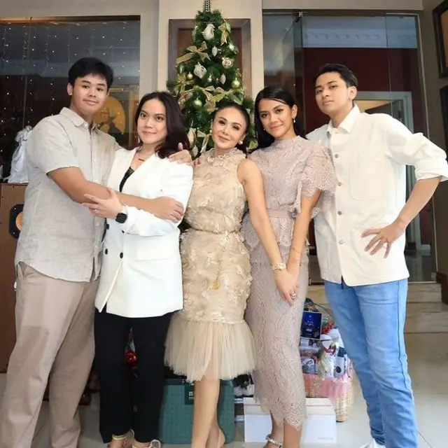 6 Momen Yuni Shara Rayakan Natal 2021 Bareng Mantan Suami, Tetap Kompak