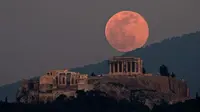 Supermoon di Acropolis Hill, Athena, Yunani pada Februari 2019 (AP)