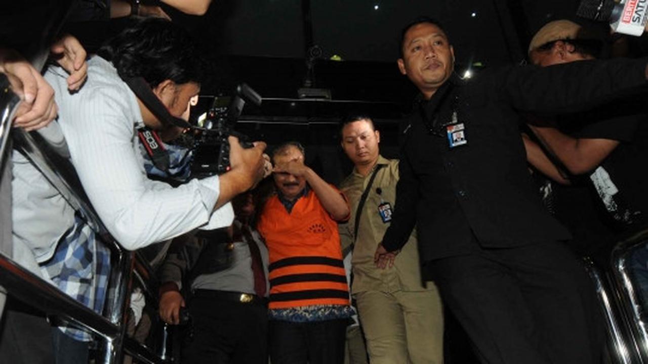 2 Tersangka lainnya, penyuap Dewie Yasin berseragam tahanan KPK