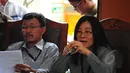 Tim penasehat hukum KPK mengajukan pertanyaan kepada saksi ahli, pakar hukum pidana Yahya Harahap saat sidang lanjutan praperadilan Suryadharma Ali (SDA) di PN Jakarta Selatan, Senin (6/4/2015).(Liputan6.com/Yoppy Renato) 