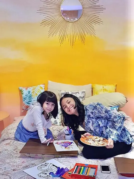 Sibuk dengan keriernya di dunia hiburan, Marshanda yang tak lupa tugasnya sebagai ibu sering terlihat menghabiskan waktu bersama Sienna. Dan coba lihat, mereka seperti teman kan? (Instagram/marshanda99)