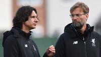 Pelatih Liverpool, Jurgen Klopp (kanan) berdiskusi dengan asisten pelatih, Zeljko Buvac saat sesi latihan di Melwood Training Ground, Liverpool, (3/4/2018). Liverpool akan menjamu Manchester City pada leg pertama Liga Champions. (AFP/Paul Ellis)