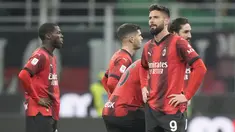 Reaksi para pemain AC Milan usai disingkirkan Atalanta pada perempat final Coppa Italia 2023/2024 di San Siro, Kamis (11/1/2024) WIB. (AP Photo/Luca Bruno)