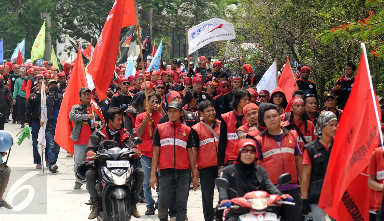 Ratusan buruh berjalan menuju Masjid Jayakarta, Pulogadung Jakarta usai menempuh perjalanan dari Bandung-Jakarta, Jumat (20/11/2015). Para buruh menuntut pencabutan PP no 78 tentang pengupahan. (Liputan6.com/Helmi Fithriansyah)