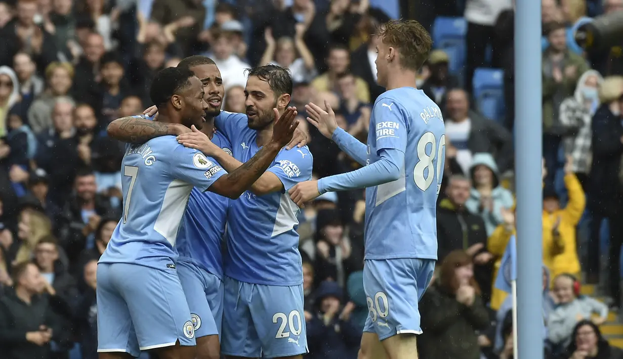 Penyerang Manchester City, Raheem Sterling (kiri) berselebrasi usai mencetak gol ke gawang Norwich City pada pertandingan pekan kedua Liga Inggris di stadion Etihad di Manchester, Inggris, Sabtu (21/8/2021). Man City menang telak atas Norwich City 5-0. (AP Photo/Rui Vieira)
