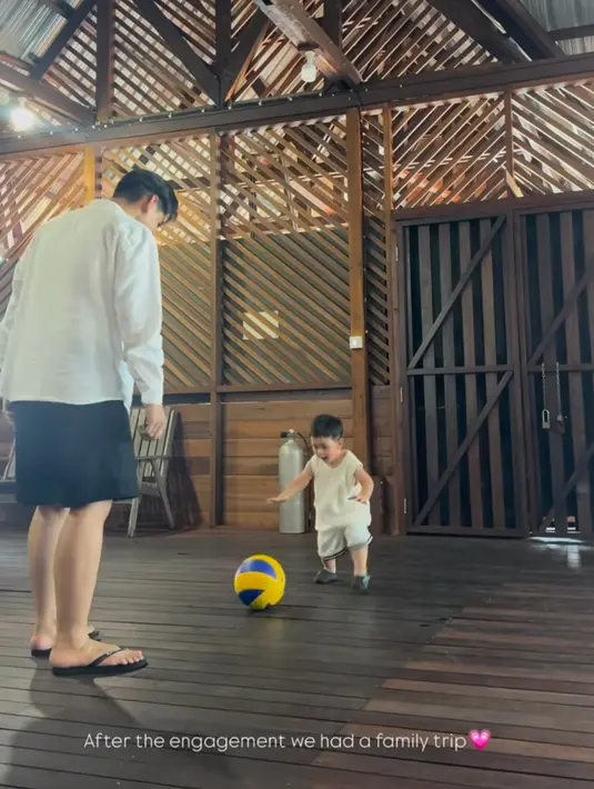 Setelah momen lamaran, Yasmine dan Arifin menikmati waktu bersama dalam sebuah liburan keluarga. Kesempatan ini menjadi ajang bagi mereka untuk semakin mengenal satu sama lain, terutama antara Arifin dan Zayn. Kebersamaan tersebut terlihat harmonis, memperlihatkan bagaimana Arifin mulai membangun perannya sebagai figur ayah bagi Zayn.  (Liputan6.com/IG/@yxsmine.ow)