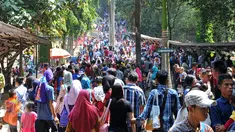 Lebaran memasuki hari kedua, sejumlah masyarakat memadati tempat wisata Kebun Binatang Ragunan, Jakarta Selatan, Sabtu (18/7/2015). Diperkirakan libur Lebaran hari kedua ini, jumlah pengunjung mencapai sekitar 121 ribu orang. (Liputan6.com/Yoppy Renato)