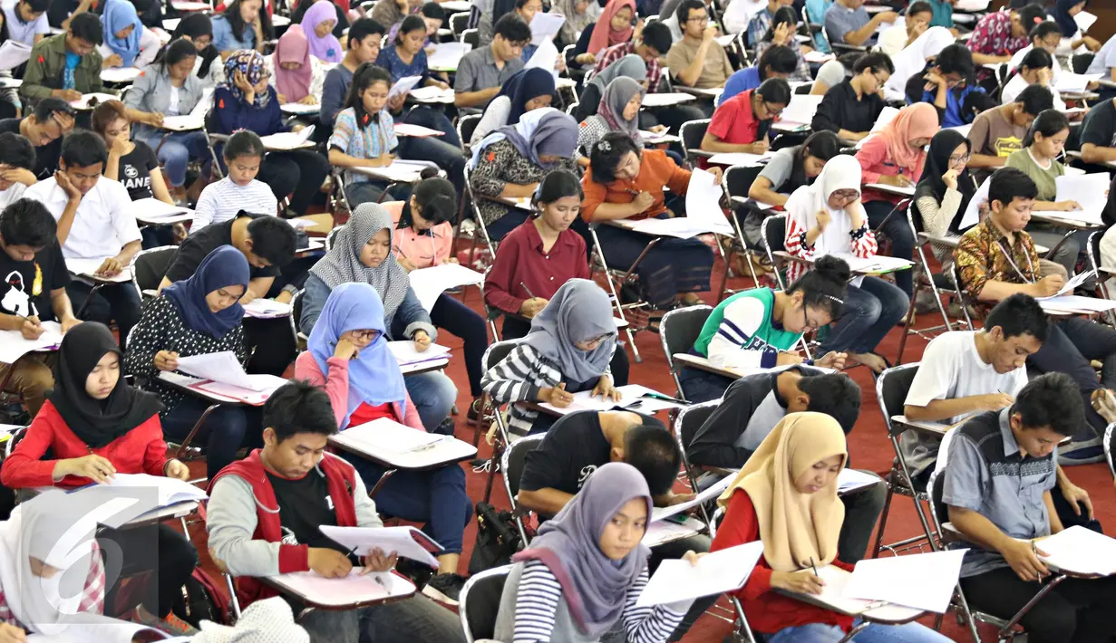 Peserta mengikuti Try Out Nasional SBMPTN 2016 di GOR Ciracas, Jakarta, Sabtu (21/5). Try Out Nasional yang digagas PDIP diikuti kurang lebih 200 ribu peserta SLTA/sederajat di 34 Provinsi se-Indonesia. (Liputan6.com/Immanuel Antonius)
