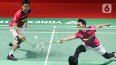 Pebulu tangkis ganda putra Indonesia Mohammad Ahsan/Hendra Setiawan atau pasangan The Daddies saat bertanding melawan ganda putra Jepang Akira Koga/Taichi Saito pada babak 32 besar turnamen Daihatsu Indonesia Masters 2023 di Istora Senayan, Jakarta, Selasa (24/1/2023). Mohammad Ahsan/Hendra Setiawan menang atas Akira Koga/Taichi Saito dengan skor 17-21, 21-19, dan 21-10. (Liputan6.com/Herman Zakharia)