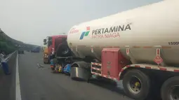 Truk Pertamina Tabrak Pembatas Tol Jagorawi, Hancuran Beton Timpa Xpander