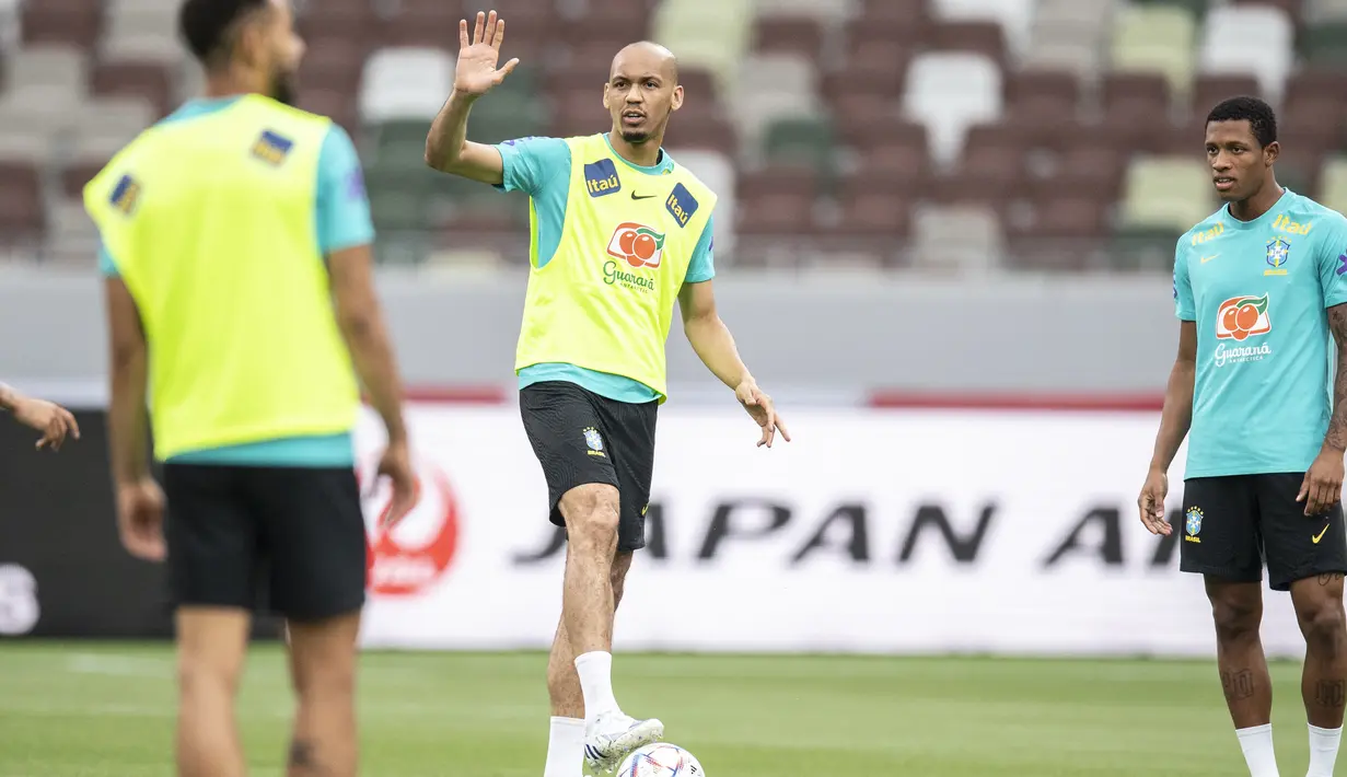 Gelandang Brasil Fabinho (tengah) menghadiri sesi latihan  di Stadion Nasional di Tokyo, Minggu (5/6/2022). Timnas Brasil akan menghadapi Jepang dalam laga persahabatan di Japan National Stadium pada hari Senin 6 Juni 2022, pukul 17.20 WIB. (Charly TRIBALLEAU / AFP)