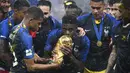 Samuel Umtiti pernah merasakan indahnya mencium trofi Piala Dunia 2018 setelah tampil meyakinkan bersama Timnas Prancis. Namun setelah itu performanya bersama Barcelona turun tajam dibawah asuhan Ronald Koeman. Lantas ia pindah ke Lecce musim ini dan masalah kebugaran manjadi sorotan Descham. Rasanya, mustahil Deschamps memanggil Umtiti untuk Piala Dunia 2022. (AFP/Franck Fife)