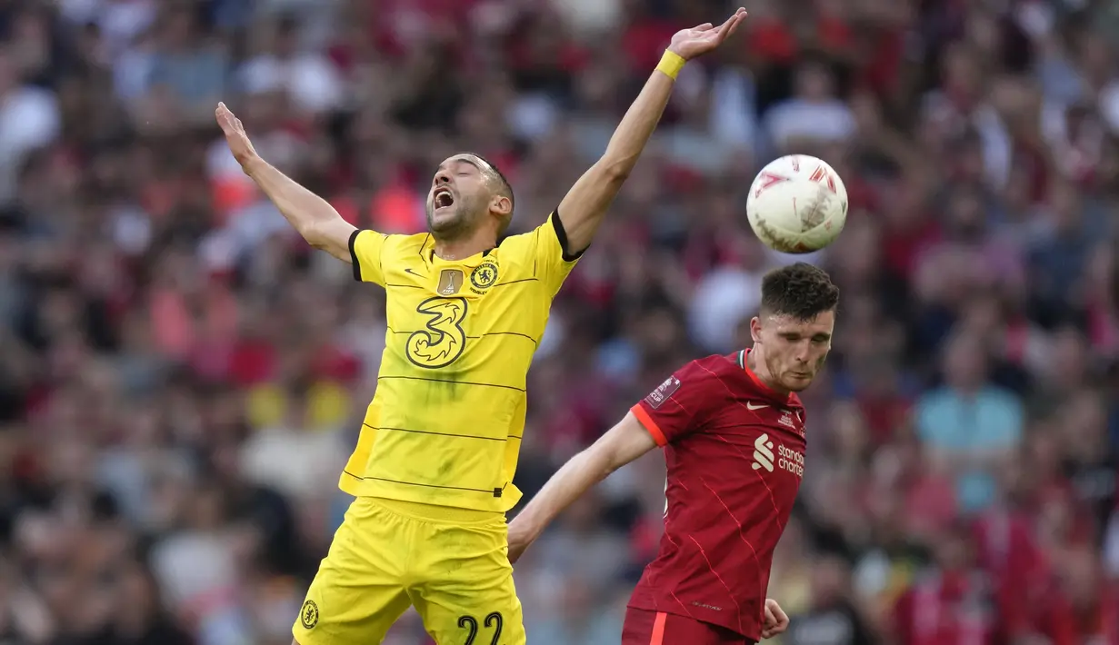 <p>Gelandang Chelsea Hakim Ziyech (kiri) berebut bola dengan bek Liverpool Andrew Robertson pada akhir partai final Piala FA di Stadion Wembley pada Minggu (16/5/2022) dini hari WIB. Liverpool sukses menjuarai Piala FA 2021/2022. The Reds mengalahkan Chelsea lewat adu penalti. (AP Photo/Kirsty Wigglesworth)</p>