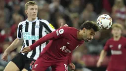 Usai tertinggal, Liverpool merespon dengan terus menekan pertahanan Newcastle United di sisa babak pertama. Namun serangan-serangan yang dilancarkan Mohamed Salah dkk nyatanya masih mampu diredam barisan pertahanan The Magpies. (AP/Jon Super)