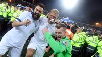 Pemain Finlandia Tim Sparv (kiri), Paulus Arajuuri (tengah), dan Lukas Hradecky (kanan) merayakan kemenangan mereka atas Liechtenstein pada babak kualifikasi Grup J Piala Eropa 2020 di Helsinki, Finlandia, Jumat (15/11/2019). Finlandia mencetak sejarah dengan lolos ke Piala Eropa. (Markku Ulander/Le