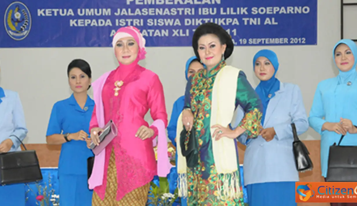 Citizen6, Surabaya: Dalam  acata tersebut, diisi juga dengan pengenalan busana melalui peragaan busana oleh ibu-ibu dari Pengurus Gabungan (PG) Jalasenastri Kobangdikal. (Pengirim: Penkobangdikal).