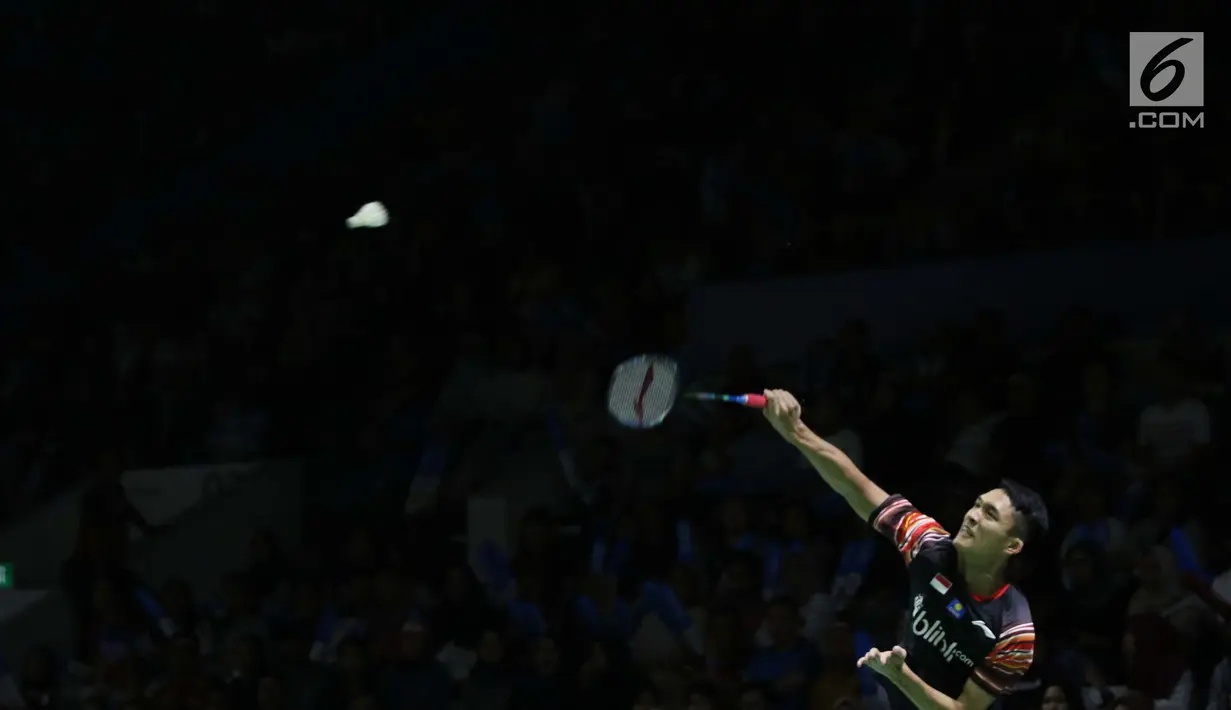 Pebulu tangkis tungal putra Indonesia, Jonatan Christie saat melawan Chou Tien Chen (Taiwan) di perempat final Indonesia Open 2019 di Istora Senayan, Jakarta, Jumat (19/7/2019). Jonatan Christie kalah 16-21, 21-18, 21-14. (Liputan6.com/Helmi Fitrhiansyah)