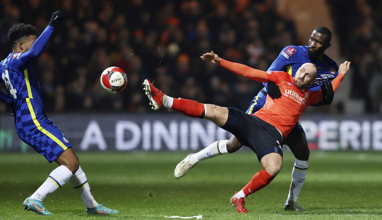 Di laga lainnya, Chelsea juga memastikan diri lolos ke babak perempat final Piala FA setelah menjinakkan Luton Town dengan skor 3-2 di Kenilworth Road, Kamis (3/32022). (AP/Ian Walton)