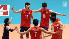 Pemain Timnas voli putra Korea Selatan merayakan poin saat melawan Kazakhstan pada 8 besar grup E Kejuaraan Voli Asia 2017 di GOR Tri Dharma, Gresik, Sabtu (29/7). Korea Selatan unggul 3-1 (25-18, 23-25, 25-23, 25-13). (Liputan6.com/Helmi Fithriansyah)