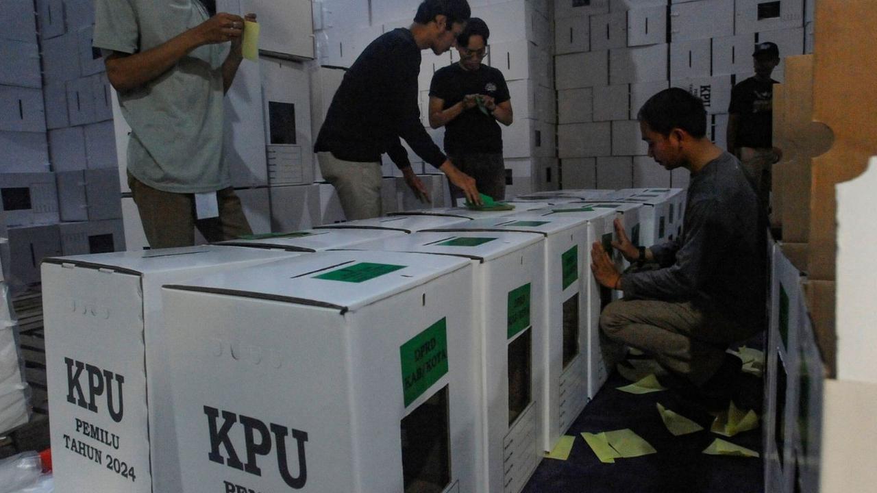 Jika sampai waktu yang dimaksud <a class="editorlink is-tag" href="https://www.merdeka.com/quickcount2024" rel="follow" target="_self">undangan mencoblos</a> tersebut belum sampai, pemilih dapat menanyakan ke ketua RT atau ketua RW setempat.&nbsp;