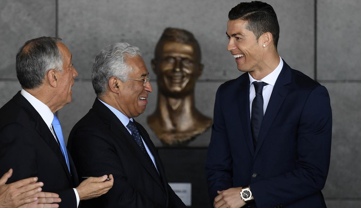 Cristiano Ronaldo saat menghadiri peresmian pergantian nama Bandara Internasional Madeira menjadi Bandara Cristiano Ronaldo di Pulau Madeira, Portugal, Rabu (29/3/2017).(AFP/Francisco Leong)