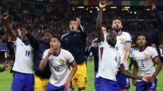 Pemain timnas Prancis melakukan selebrasi usai memenangi laga perempat final Euro 2024 melawan Portugal di Volksparkstadion, Hamburg, Jumat 5 Juli 2024 atau Sabtu 6 Juli 2024 dini hari WIB. (FRANCK FIFE/AFP)