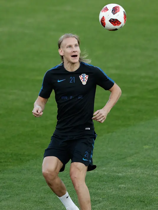 Bek Kroasia Domagoj Vida berusaha mengontrol bola saat mengikuti latihan tim di luar Stadion Luzhniki di Moskow, Rusia, (13/7). Kroasia akan bertanding melawan timnas Prancis pada Final Piala Dunia 2018.  (AFP Photo/Adrian Dennis)