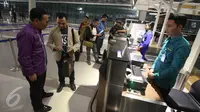 Dirut Garuda Indonesia, Arif Wibowo berbincang dengan calon penumpang Garuda Indonesia pada penerbangan perdana di Terminal 3 Bandara Soekarno Hatta, Tangerang, Selasa (9/8). (Liputan6.com/Immanuel Antonius). 