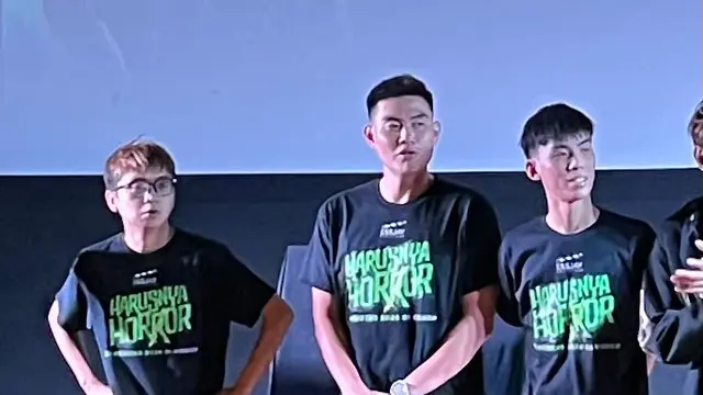 Jot, kiri dan Yukatheo, kanan dalam Press Conference Harusnya Horror di kawasan Jakarta, Senin (20/7/20206). (Liputan6.com/Afradhiya N. R)