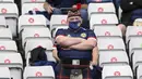 Seorang pendukung Skotlandia dengan kostum tradisional menunggu dimulainya pertandingan sepak bola Grup D UEFA EURO 2020 antara Kroasia dan Skotlandia di Hampden Park, Glasgow pada 22 Juni 2021. (Foto: AFP/Pool/Stu Forster)