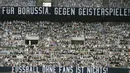 Ribuan suporter kardus mengisi kursi penonton saat laga Borussia Monchengladbach melawan Wolfsburg di orussia Park Stadium, Rabu (17/6/2020) dini hari WIB. Monchengladbach menang telak 3-0 atas Wolfsburg. (AFP/Thilo Schmuelgen/pool)