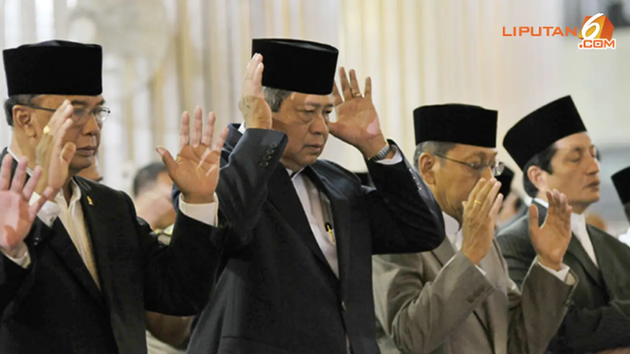 foto-sby-serahkan-sapi-3-131015b.jpg