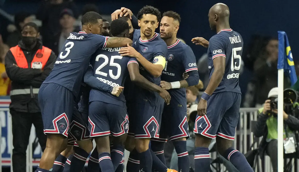 PSG mampu mempertahankan keunggulan 2-1 hingga laga usai. Berkat kemenangan ini PSG berhasil memperlebar jarak dengan Marseille menjadi 15 poin dan semakin dekat untuk memastikan meraih gelar Ligue-1 musim ini yang tinggal menyisakan 6 laga lagi. (AP/Francois Mori)