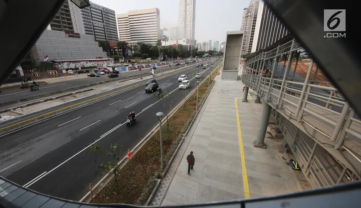 Kendaraan melintas di kawasan Sudirman, Jakarta, Sabtu (11/8). Menjelang Asian Games 2018, pedestrian di kawasan Sudirman sudah dapat dinikmati masyarakat. (Liputan6.com/Herman Zakharia)