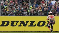 Marc Marquez usai terjatuh pada balapan MotoGP Inggris 2021. (Adrian DENNIS / AFP)