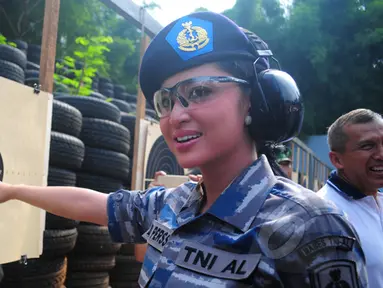 Dewi Perssik menunjuk titik sasaran seusai lomba menembak bersama KSAL Laksamana TNI Ade Supandi, di Lapangan Tembak Mabesal, Cilangkap, Jakarta, Jumat (27/2/2015). (Liputan6.com/Yoppy Renato)